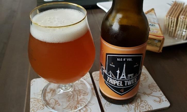 Tripel Twee flesje en glas Tripel Twee flesje en glas